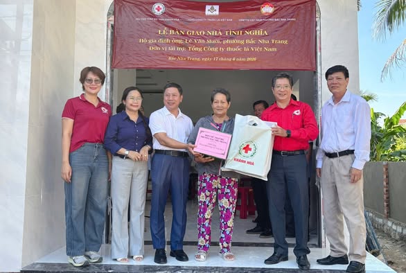 Trao nhà tình nghĩa cho hộ cận nghèo tại phường Bắc Nha Trang.